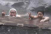 Seniau japoniškose pirtyse vyrai maudėsi kartu su moterimis